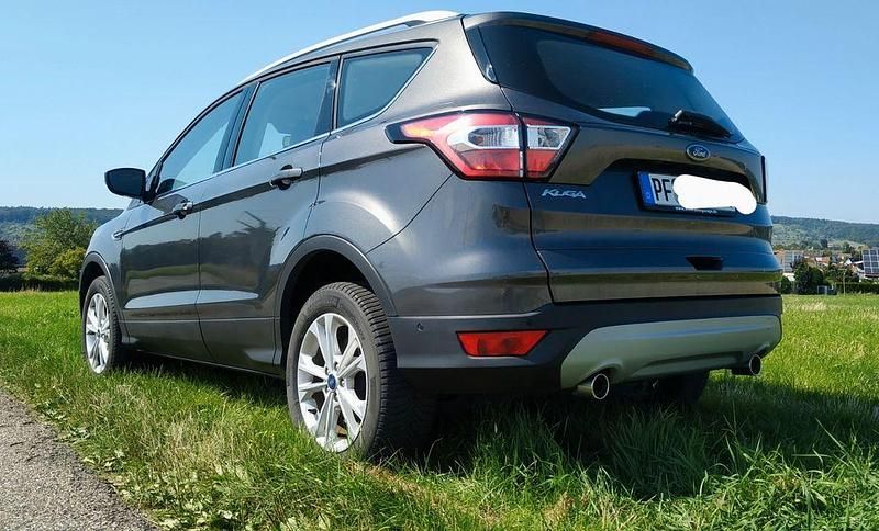 Gebraucht Ford Kuga Titanium 150 PS (110 kW) 2019 Grau SUV