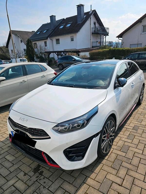 Weiß Gebraucht 2024 Kia ProCeed GT Kleinwagen | 29.890 € (Fairer Preis) - Bild 1/4