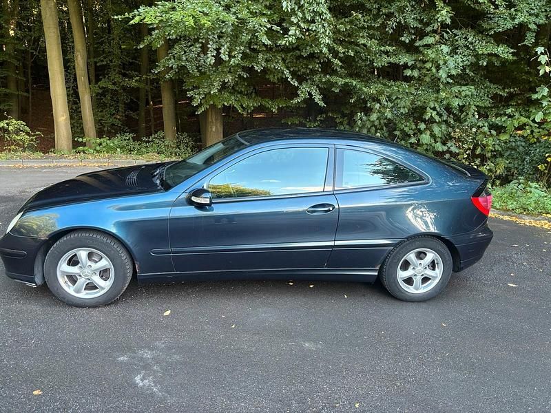 Second-hand Mercedes C200 120 CP (88 kW) 2002 Albastru Coupe