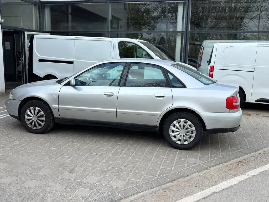 Usado Audi A4 101 HP (74 kW) 2000 Cinzento Sedan