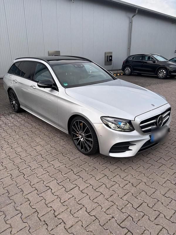 Silber Gebraucht 2017 Mercedes E400 AMG line Kombi | 25.000 € (Guter Preis) - Bild 1/4