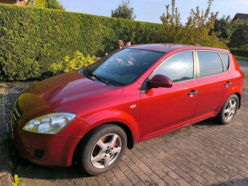 Rot Gebraucht 2009 Kia Ceed 2 Kombi | 2.300 € (Guter Preis) - Bild 1/4