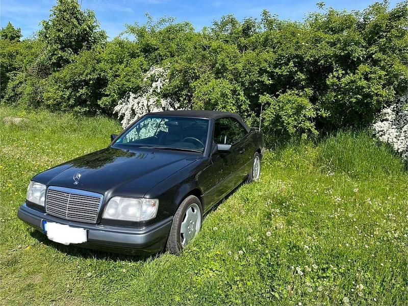 Schwarz Gebraucht 1994 Mercedes 220 Cabrio | 19.500 € - Bild 1/4