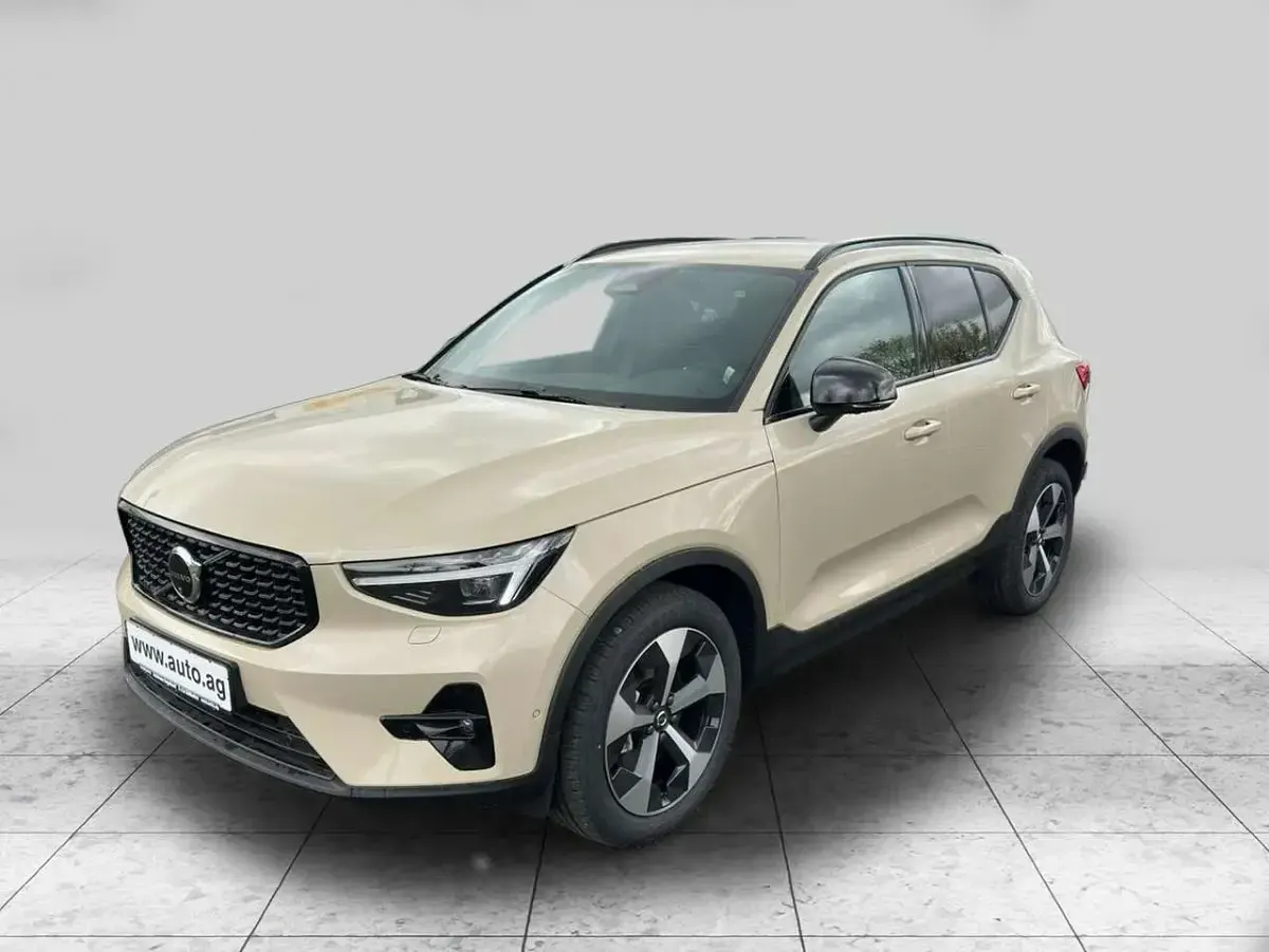 Neu Volvo XC40 Plus 197 PS (144 kW) 2026 Sand dune / metallic SUV