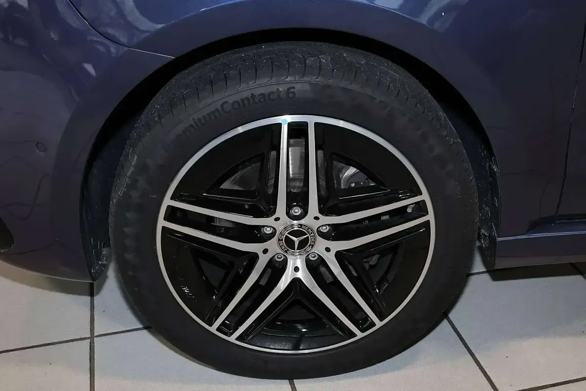 Gebraucht Mercedes V300 Avantgarde 237 PS (174 kW) 2024 Sodalithblau met. Van / Kleinbus