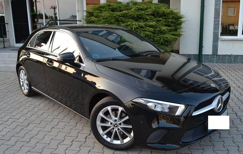 Schwarz Gebraucht 2020 Mercedes A180 Limousine | 13.990 € (Superpreis) - Bild 1/4