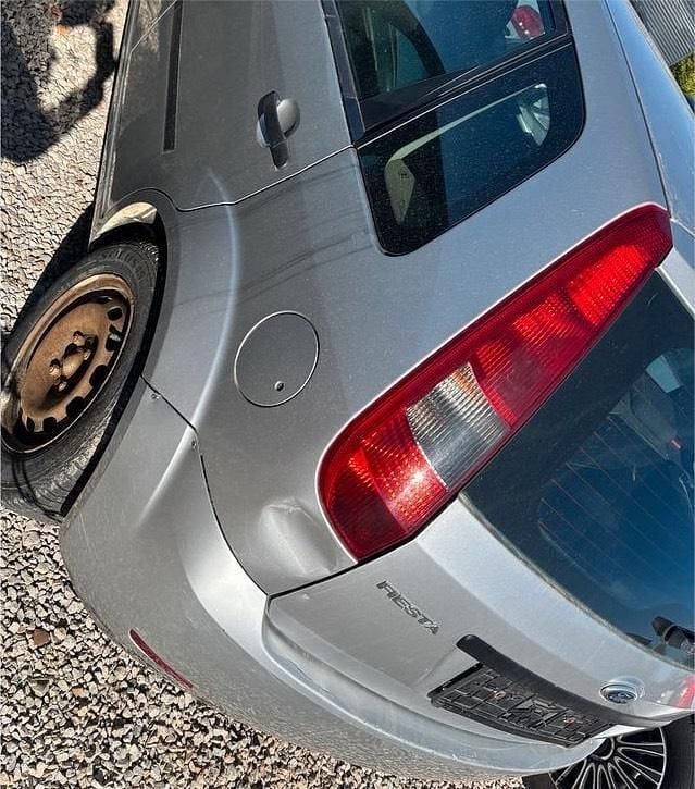 Second-hand Ford Fiesta 69 CP (50 kW) 2005 Argintiu Hatchback