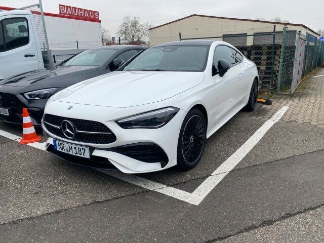 Unilack polarweiß Gebraucht 2024 Mercedes 180 AMG Limousine | 51.420 € - Bild 1/4