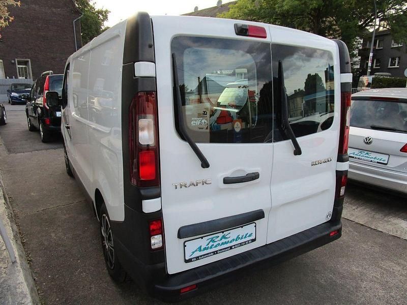Gebraucht Renault Trafic Komfort 116 PS (85 kW) 2016 Weiß Van / Kleinbus