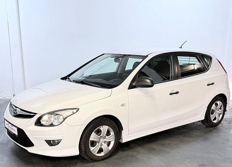 Gebraucht Hyundai i30 109 PS (80 kW) 2011 Weiß Kleinwagen