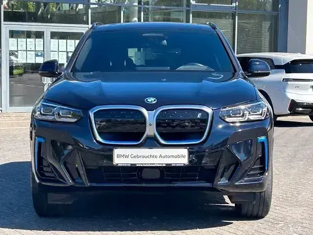Gebraucht BMW iX3 Impressive 210 kW (286 PS) 2022 Carbonschwarz metallic (metallic) SUV