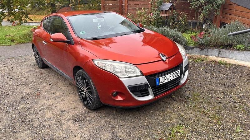 Rot Gebraucht 2009 Renault Mégane III Authentique Limousine | 1.590 € (Superpreis) - Bild 1/4