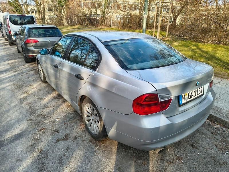 Gebraucht BMW 318 129 PS (94 kW) 2006 Silber Limousine