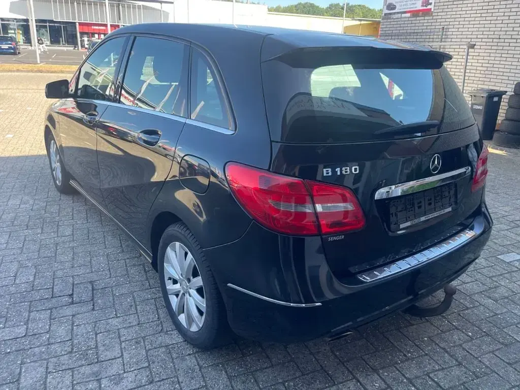 Gebraucht Mercedes B180 122 PS (89 kW) 2011 Schwarz Kleinwagen