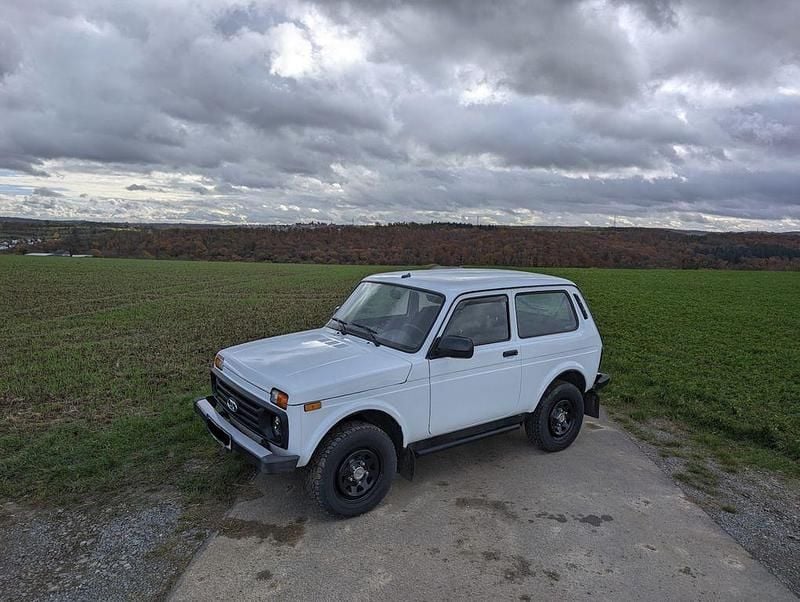 Weiß Gebraucht 2021 Lada niva SUV | 14.500 € (Guter Preis) - Bild 1/4