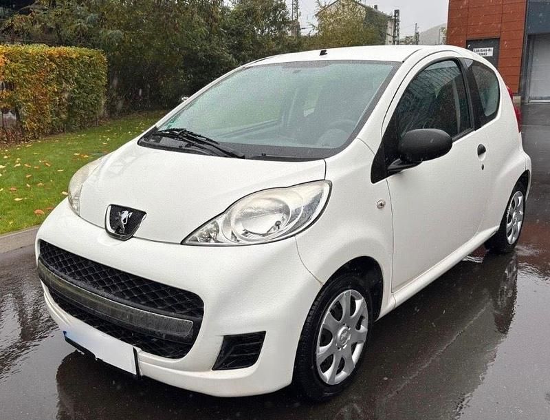 Weiß Gebraucht 2011 Peugeot 107 Kleinwagen | 2.590 € (Fairer Preis) - Bild 1/4