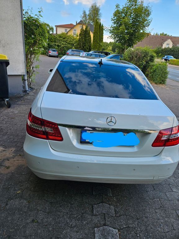Weiß Gebraucht 2013 Mercedes 220 Limousine | 13.000 € - Bild 1/4