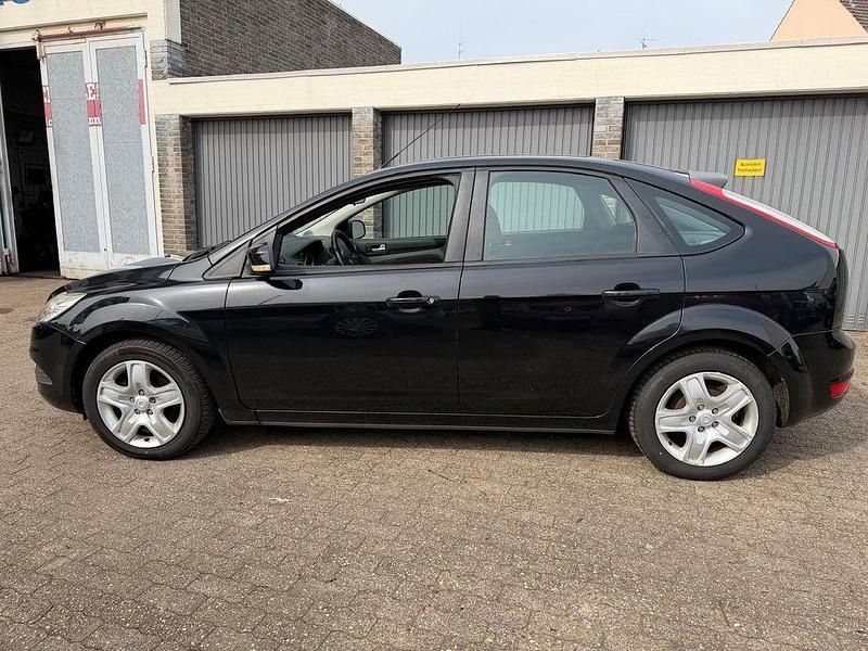 Gebraucht Ford Focus Ambiente 101 PS (74 kW) 2010 Schwarz Limousine