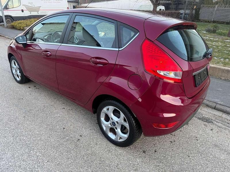 Gebraucht Ford Fiesta Titanium 97 PS (71 kW) 2009 Rot Kleinwagen