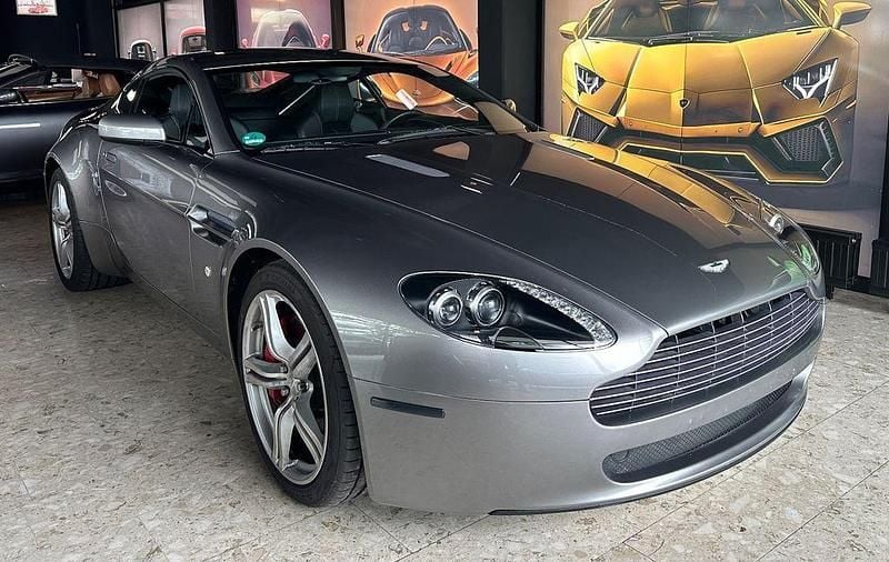 Silber Gebraucht 2011 Aston Martin V8 Coupé | 59.900 € (Fairer Preis) - Bild 1/4