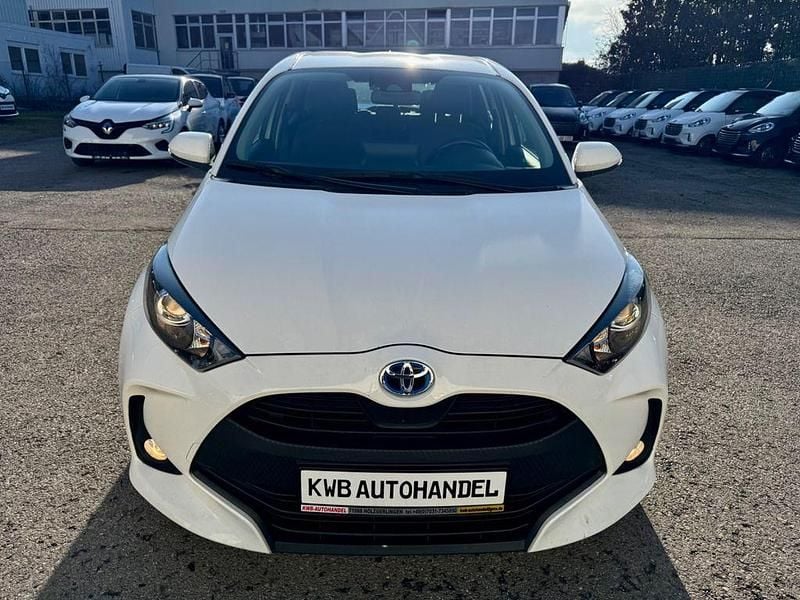 Weiß Gebraucht 2023 Toyota Yaris Hybrid Comfort Limousine | 16.900 € (Superpreis) - Bild 1/4