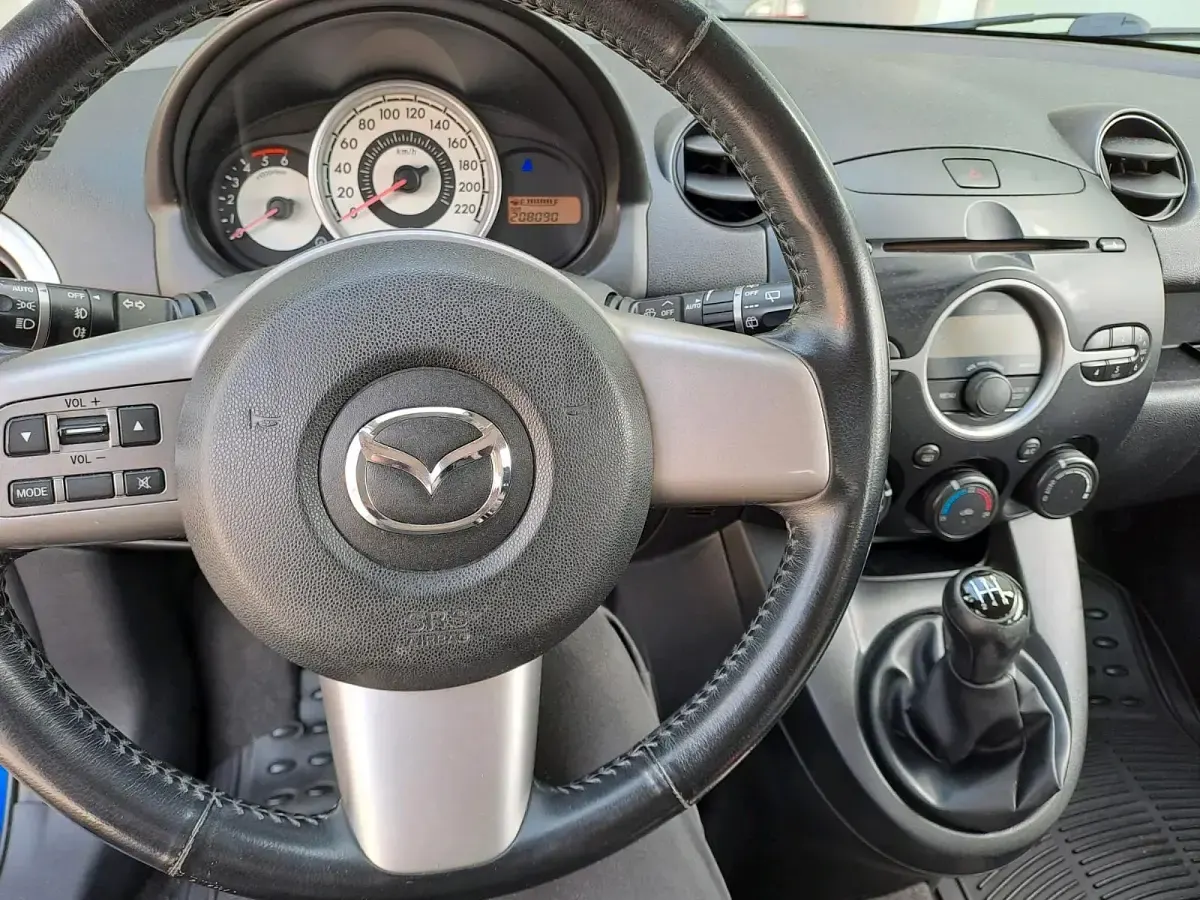 Gebraucht Mazda 2 68 PS (50 kW) 2010 Blau Kleinwagen