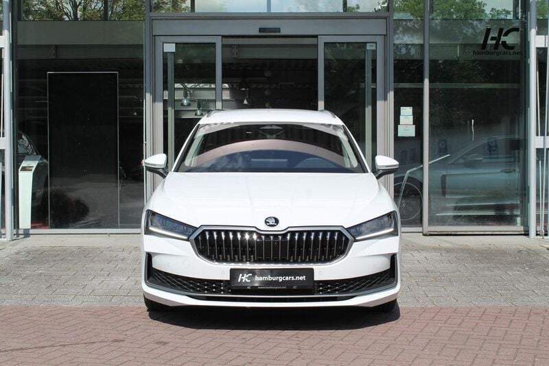 Gebraucht Skoda Superb Selection 204 PS (150 kW) 2025 Purity weiß (uni) Kombi