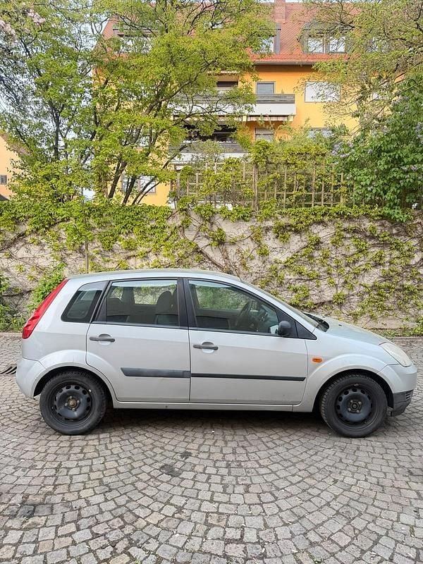 Używany Ford Fiesta 69 KM (50 kW) 2008 Srebrny Hatchback