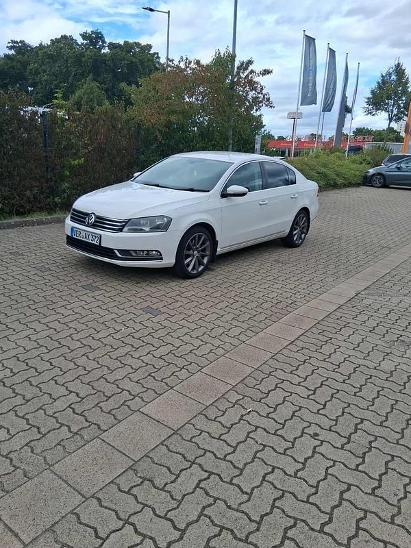 Weiß Gebraucht 2011 VW Passat Limousine | 4.450 € (Superpreis) - Bild 1/4
