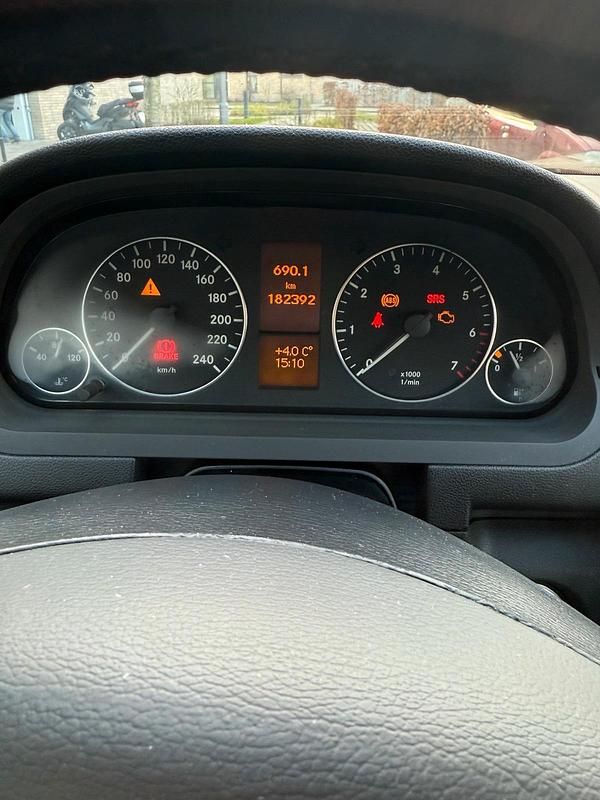 Gebraucht Mercedes A160 95 PS (69 kW) 2010 Grau Limousine