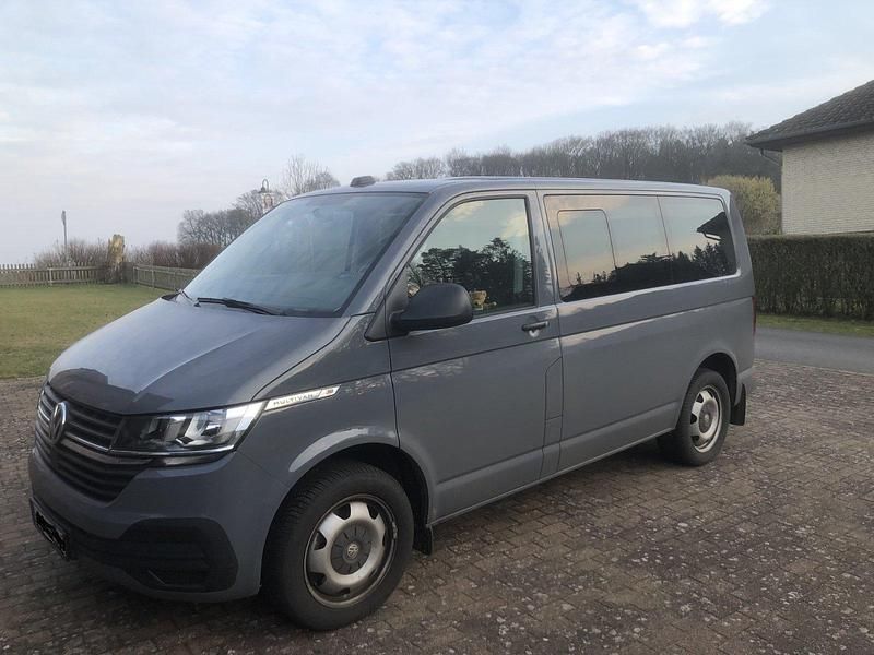 Grau Gebraucht 2021 VW Multivan Van | 43.900 € (Guter Preis) - Bild 1/4