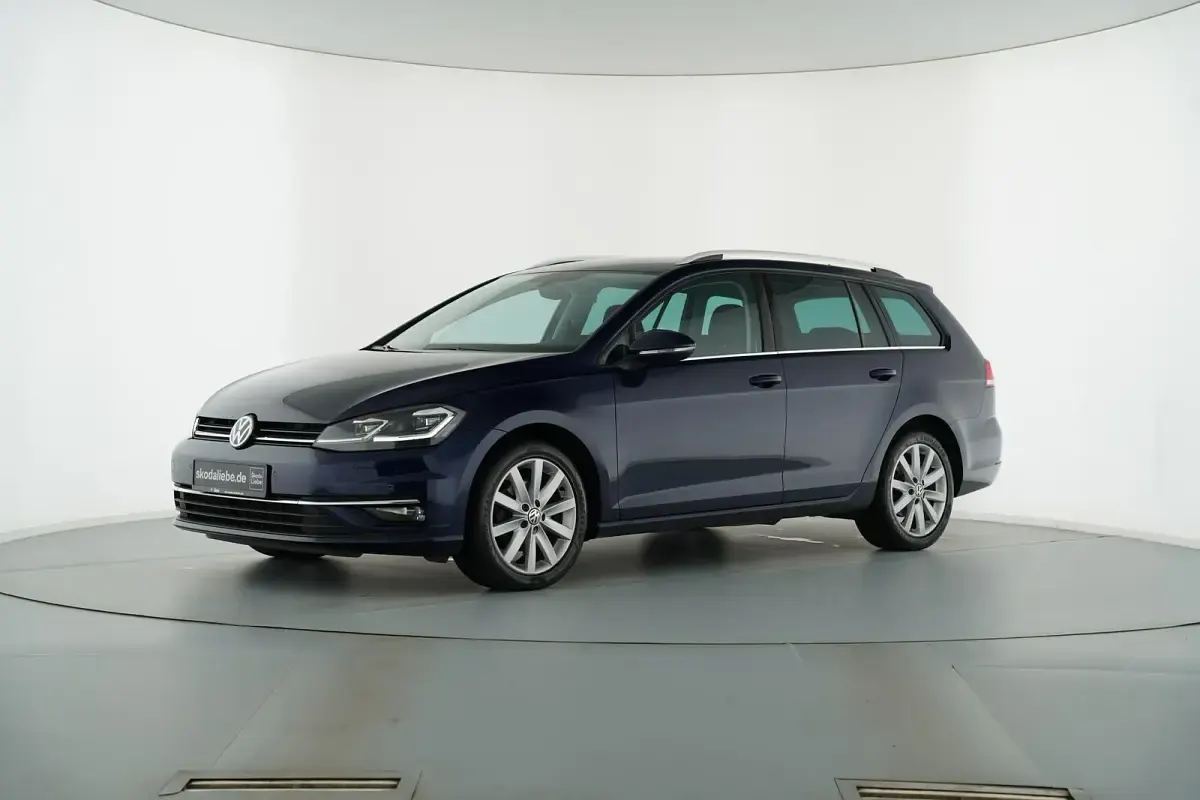 Gebraucht VW Golf VII Highline 150 PS (110 kW) 2020 Atlantik blue metallic Kombi