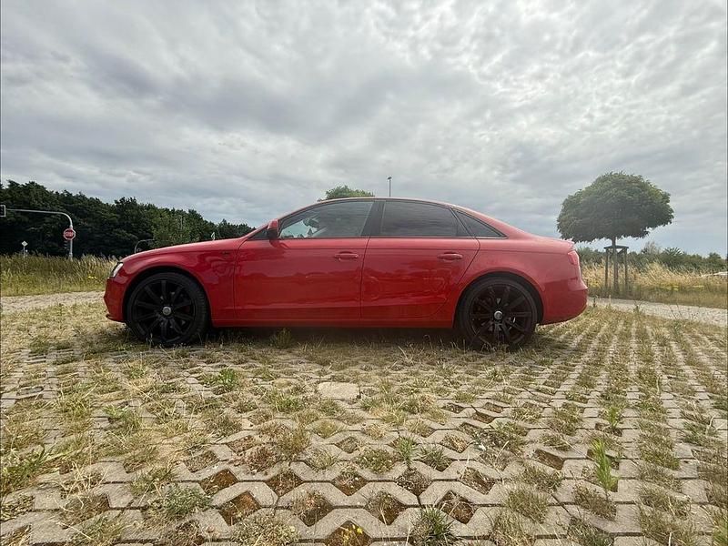 Gebraucht Audi A4 Attraction 143 PS (105 kW) 2012 Rot Limousine
