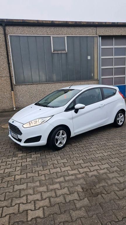 Gebraucht Ford Fiesta Trend 60 PS (44 kW) 2017 Weiß Kleinwagen