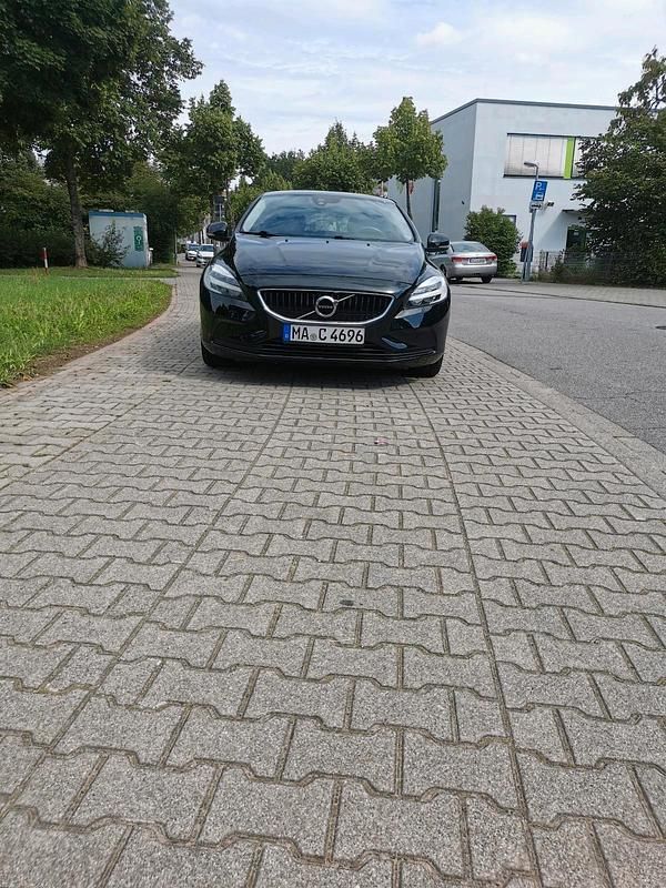Schwarz Gebraucht 2017 Volvo V40 Kombi | 11.600 € (Fairer Preis) - Bild 1/4