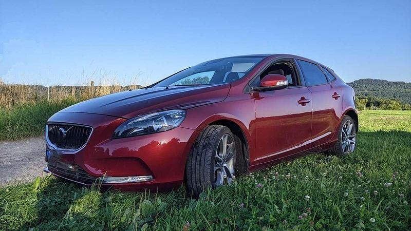 Rot Gebraucht 2016 Volvo V40 Momentum Kombi | 8.950 € (Guter Preis) - Bild 1/4