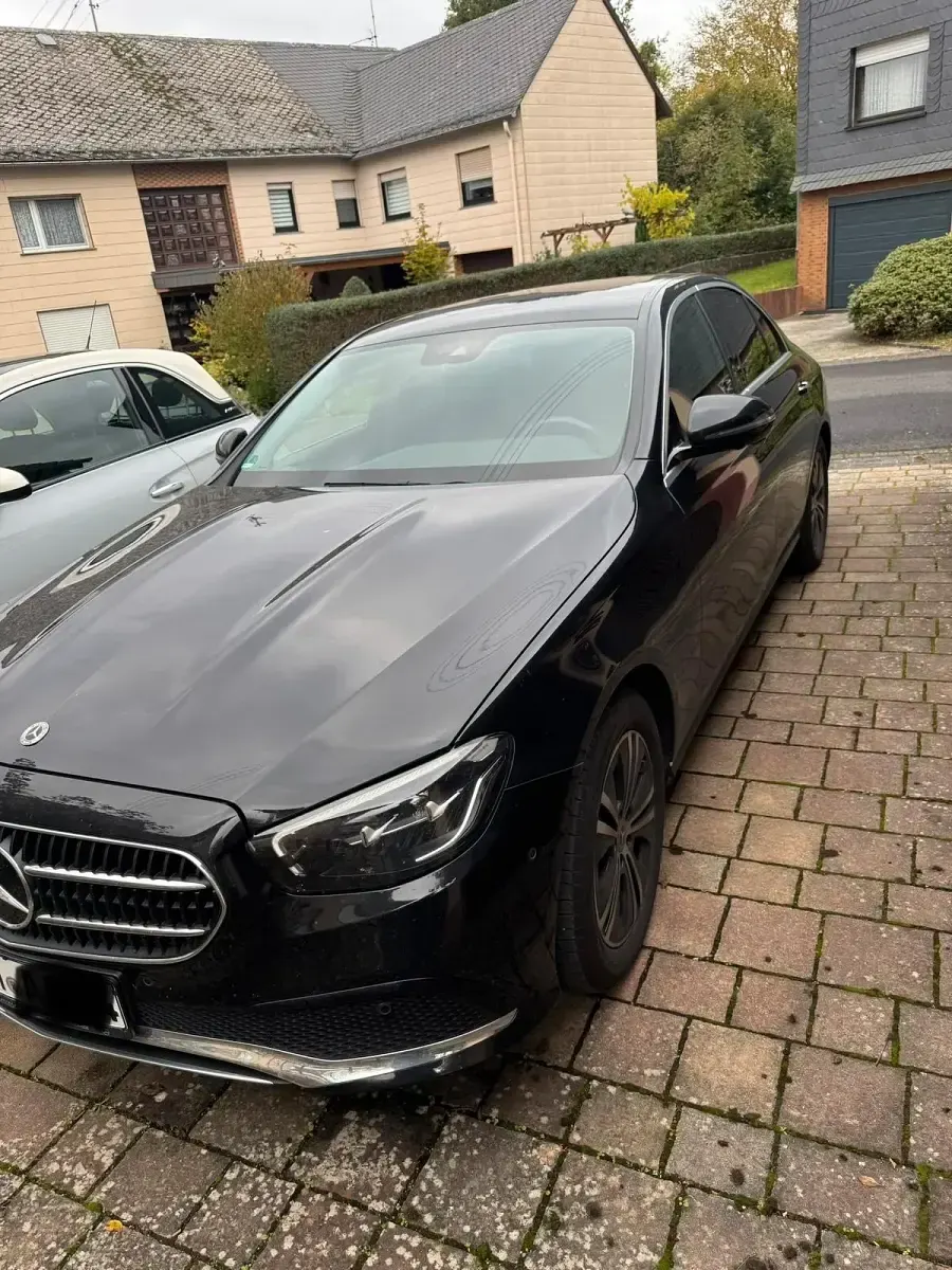 Second-hand Mercedes E220 200 CP (147 kW) 2023 Negru Berlinǎ