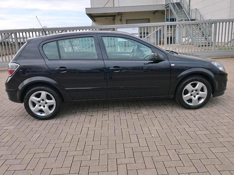 Gebraucht Opel Astra Innovation 116 PS (85 kW) 2008 Saphirschwarz mi2 Kleinwagen