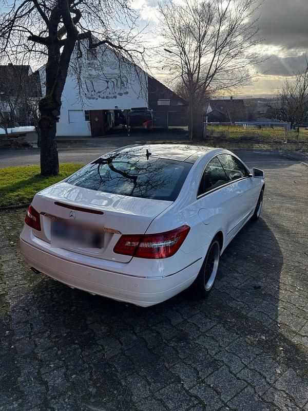 Używany Mercedes E350 Avantgarde 306 KM (225 kW) 2012 Biały Coupe
