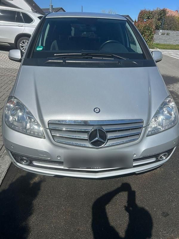 Silber Gebraucht 2011 Mercedes A180 Elegance Van / Kleinbus | 3.000 € (Superpreis) - Bild 1/4
