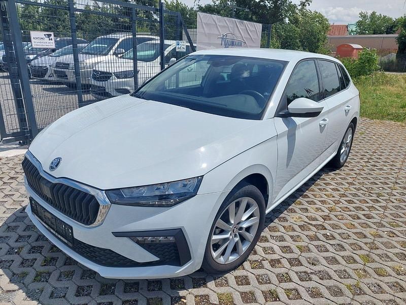 Weiß Gebraucht 2024 Skoda Scala Kleinwagen | 21.990 € (Fairer Preis) - Bild 1/4