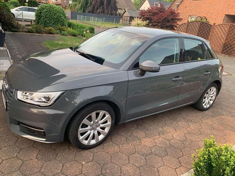 Grau Gebraucht 2016 Audi A1 Sportback Kleinwagen | 15.899 € (Teuer) - Bild 1/4