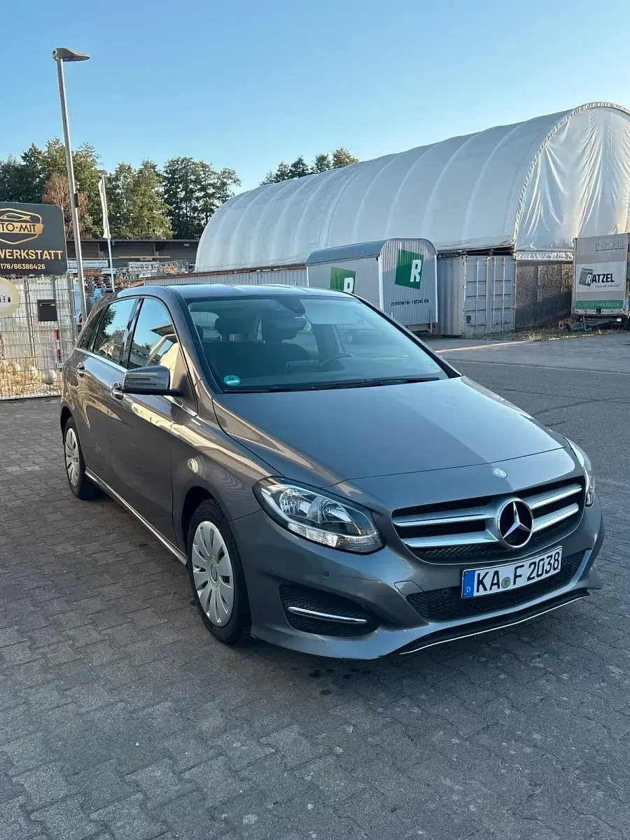 Gebraucht Mercedes B180 122 PS (89 kW) 2015 Grau Kleinwagen