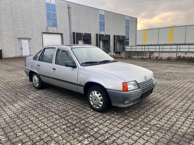 Silber Gebraucht 1986 Opel Kadett Limousine | 3.500 € - Bild 1/4