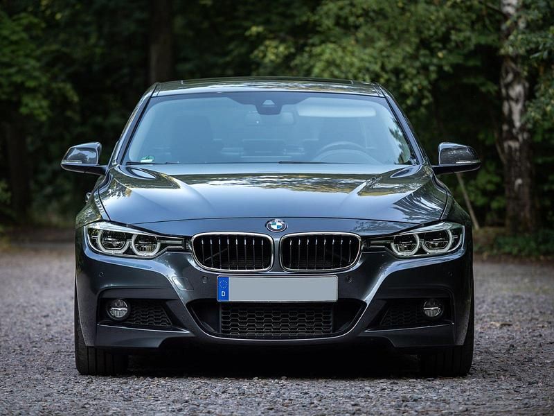 Grau Gebraucht 2017 BMW 330 M Performance Limousine | 29.900 € (Teuer) - Bild 1/4