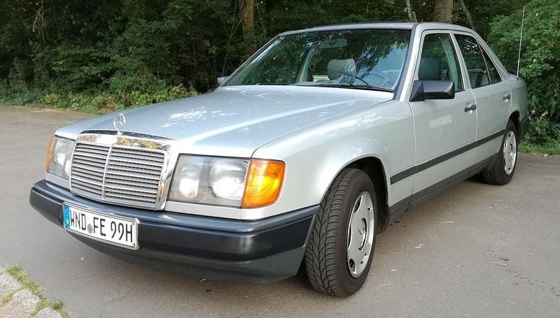 Silber Gebraucht 1986 Mercedes 200 Limousine | 7.900 € - Bild 1/4