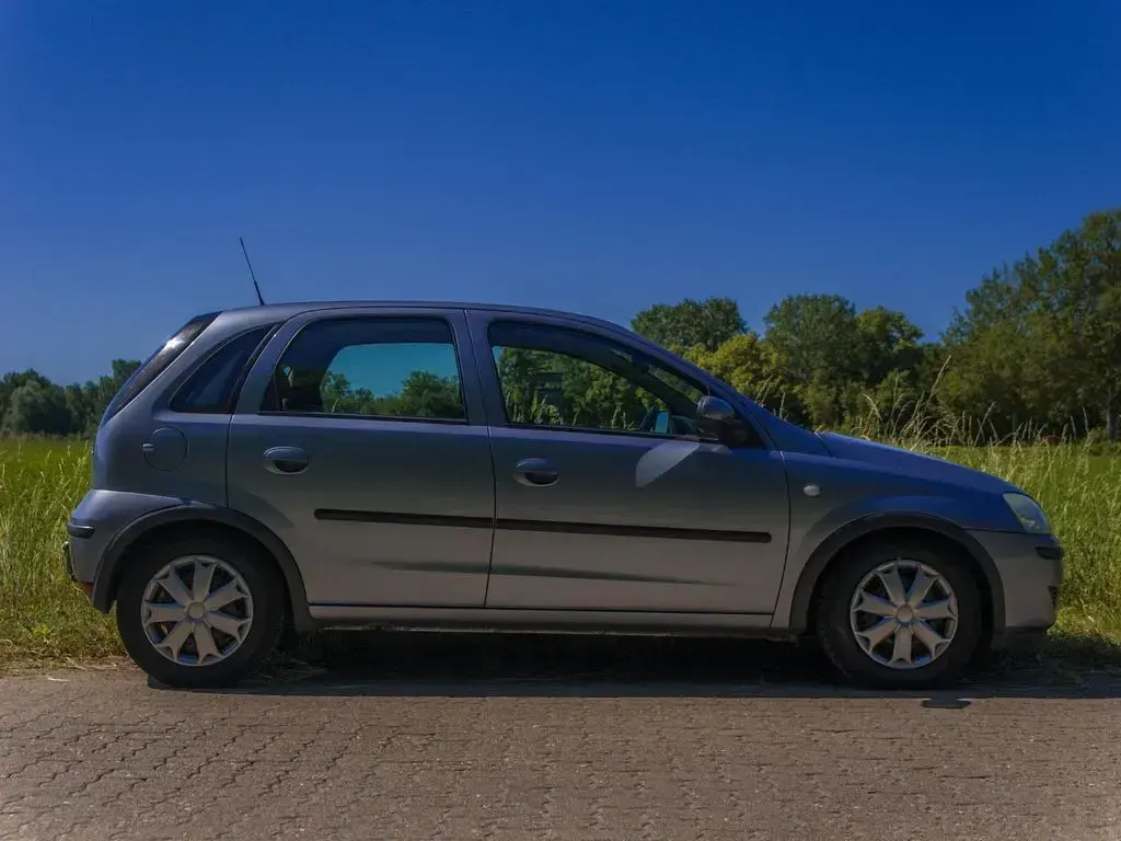 Gebraucht Opel Corsa 80 PS (58 kW) 2004 Silber Kleinwagen