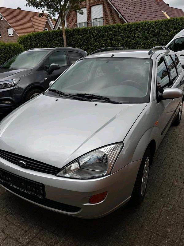 Grau Gebraucht 2000 Ford Focus Kombi | 1.400 € (Fairer Preis) - Bild 1/4
