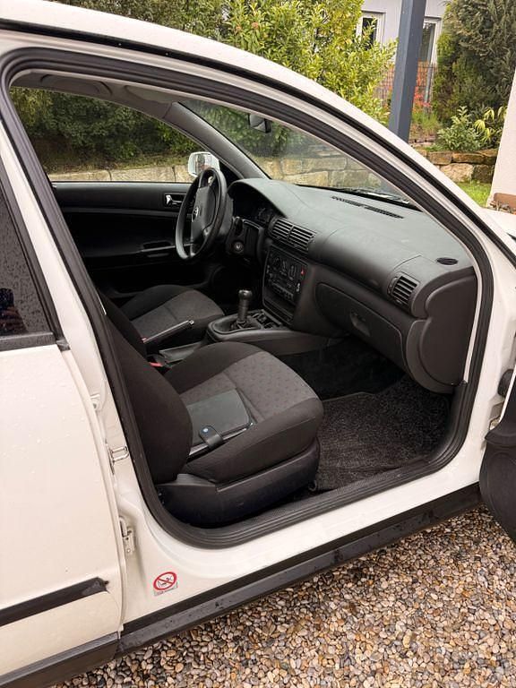 Używany VW Passat Basis 101 KM (74 kW) 1997 Biały Sedan/Limuzyna
