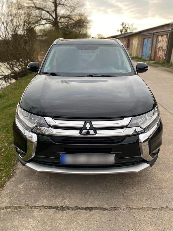 Gebraucht Mitsubishi Outlander Plus 150 PS (110 kW) 2017 Schwarz SUV
